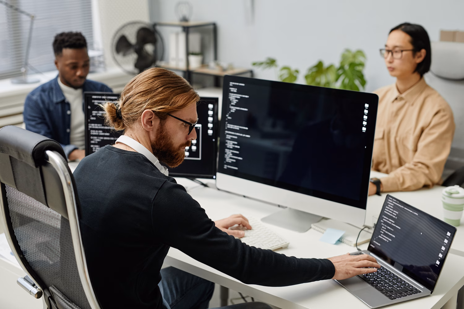 Illustration of the deployment challenges of AI, highlighting security risks, data control issues, and the transition from pilot projects to scalable enterprise solutions
